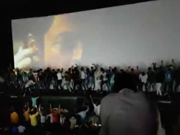 VIDEO: रईस की लैला के लिए मतवाले हुए दर्शक, फाड़ दिए पर्दे VIDEO: रईस की लैला के लिए मतवाले हुए दर्शक, फाड़ दिए पर्दे