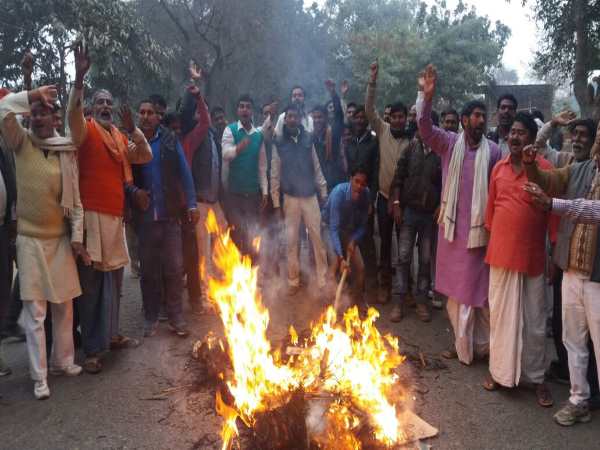 पीएम मोदी के बाद अब राजनाथ के घर में सड़कों पर उतरे भाजपा कार्यकर्ता , जलाया अमित शाह का पुतला पीएम मोदी के बाद अब राजनाथ के घर में सड़कों पर उतरे भाजपा कार्यकर्ता , जलाया अमित शाह का पुतला
