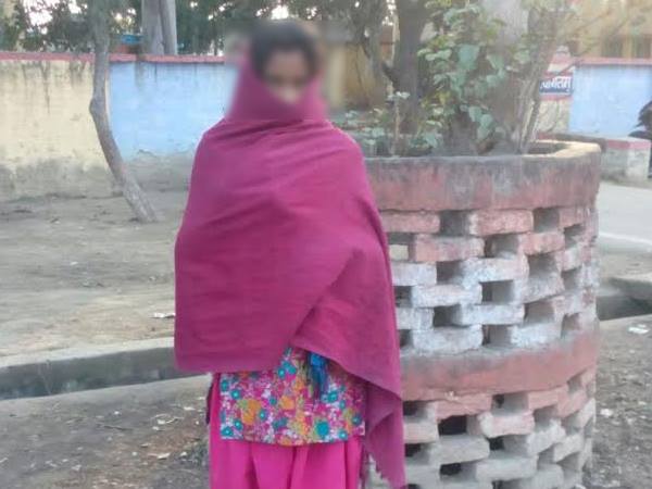 नाबालिग से सरसों के खेत में खींचकर रेप, मरा समझकर छोड़ गए हैवान नाबालिग से सरसों के खेत में खींचकर रेप, मरा समझकर छोड़ गए हैवान