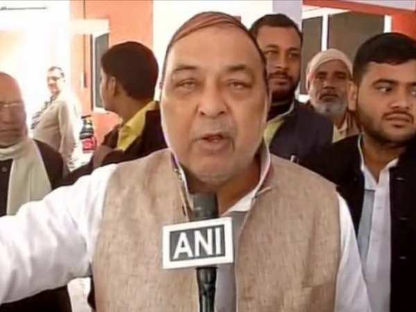 अखिलेश ने काटा मुलायम के करीबी का टिकट, कांग्रेस उम्मीदवार उतारा अखिलेश ने काटा मुलायम के करीबी का टिकट, कांग्रेस उम्मीदवार उतारा