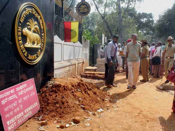 rbi पीएम नरेंद्र मोदी की घोषणा के बाद भी उनकी बात नहीं मान रहा RBI, पुराने नोट नहीं कर रहा जमा rbi पीएम नरेंद्र मोदी की घोषणा के बाद भी उनकी बात नहीं मान रहा RBI, पुराने नोट नहीं कर रहा जमा