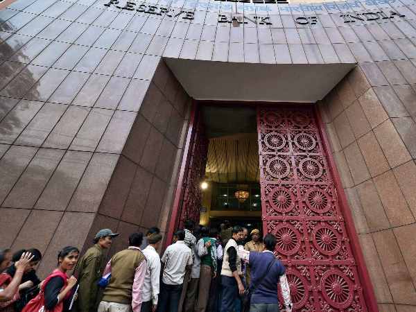 RBI के कर्मचारियों ने गवर्नर उर्जित पटेल को लिखा पत्र, कहा- नोटबंदी के बाद से हम हुए अपमानित RBI के कर्मचारियों ने गवर्नर उर्जित पटेल को लिखा पत्र, कहा- नोटबंदी के बाद से हम हुए अपमानित