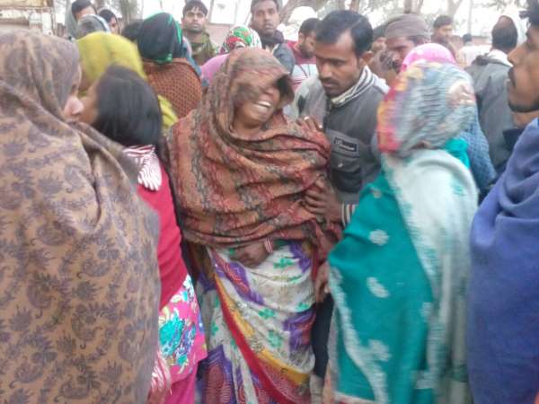 शाहजहांपुर: बेकाबू हुए ट्रक ने मां के साथ मासूम बेटे को कुचला, दर्दनाक मौत शाहजहांपुर: बेकाबू हुए ट्रक ने मां के साथ मासूम बेटे को कुचला, दर्दनाक मौत