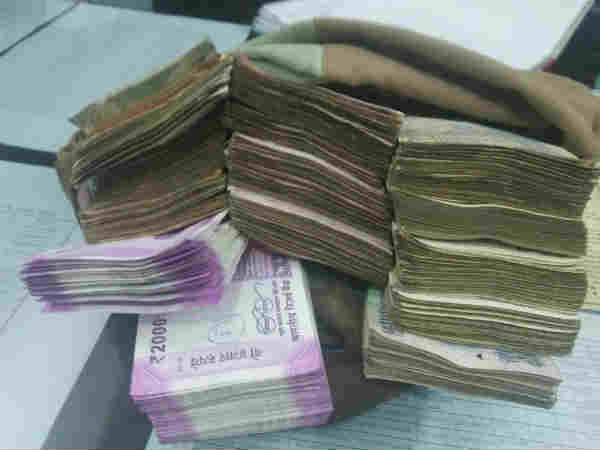 agra police caught 2 businessmen with 10 lakh note agra police caught 2 businessmen with 10 lakh note