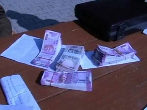 यूपी चुनाव 2017: रायबरेली में चेकिंग के दौरान 25 लाख रुपए बरामद यूपी चुनाव 2017: रायबरेली में चेकिंग के दौरान 25 लाख रुपए बरामद