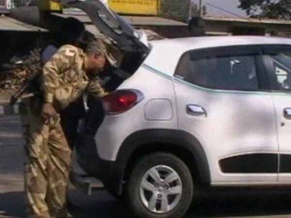 यूपी चुनाव 2017: रायबरेली में चेकिंग के दौरान 25 लाख रुपए बरामद यूपी चुनाव 2017: रायबरेली में चेकिंग के दौरान 25 लाख रुपए बरामद