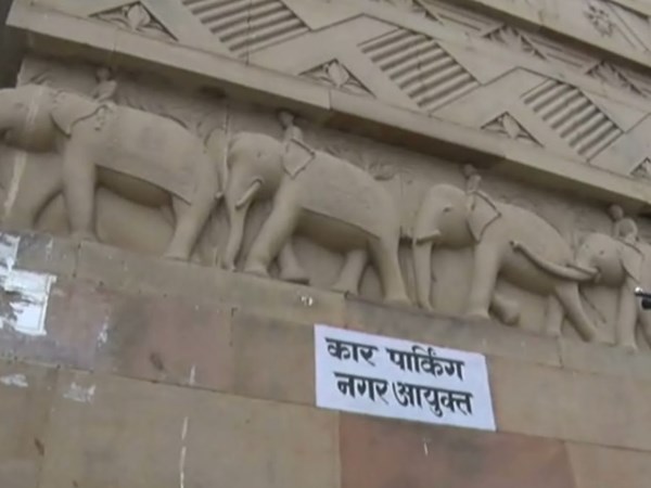 यूपी चुनाव: महानगर पालिका की इमारत पर बने हाथी, कमल के चिन्ह को लेकर मचा बवाल यूपी चुनाव: महानगर पालिका की इमारत पर बने हाथी, कमल के चिन्ह को लेकर मचा बवाल