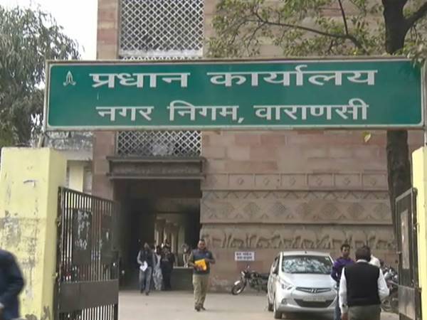 यूपी चुनाव: महानगर पालिका की इमारत पर बने हाथी, कमल के चिन्ह को लेकर मचा बवाल यूपी चुनाव: महानगर पालिका की इमारत पर बने हाथी, कमल के चिन्ह को लेकर मचा बवाल