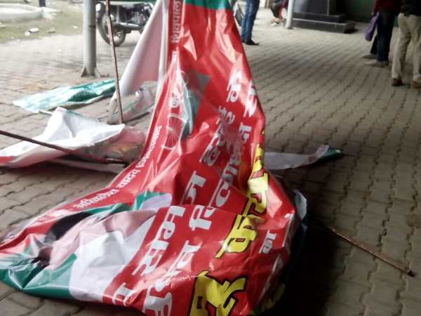 हरदोई में सपा कार्यालय पर अखिलेश-नरेश अग्रवाल समर्थकों ने किया कब्जा हरदोई में सपा कार्यालय पर अखिलेश-नरेश अग्रवाल समर्थकों ने किया कब्जा
