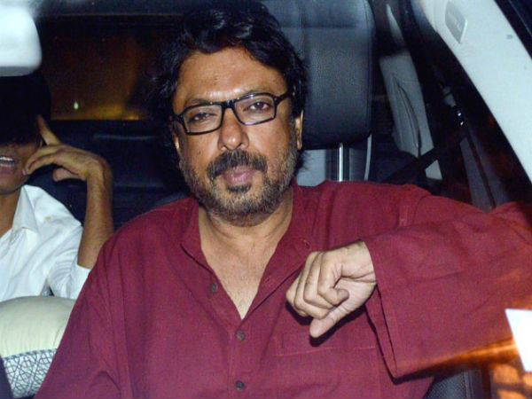 Sanjay Leela Bhansali संजय लीला भंसाली ने कहा, अपनी टीम की सुरक्षा के लिए तुरंत रोक दी पद्मावती की शूटिंग Sanjay Leela Bhansali संजय लीला भंसाली ने कहा, अपनी टीम की सुरक्षा के लिए तुरंत रोक दी पद्मावती की शूटिंग