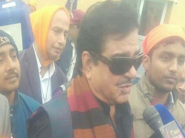 समारोह में शामिल होने आये BJP के 'शत्रु' दिखे पार्टी से अलग समारोह में शामिल होने आये BJP के 'शत्रु' दिखे पार्टी से अलग