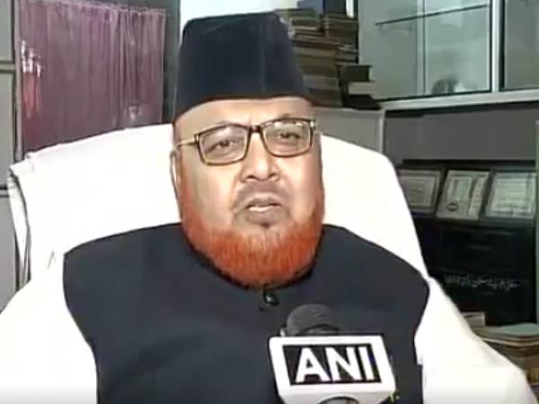 शॉर्ट पेंट और हल्की सी गंजी पहनना लड़कियों के लिए ठीक नहीं शॉर्ट पेंट और हल्की सी गंजी पहनना लड़कियों के लिए ठीक नहीं