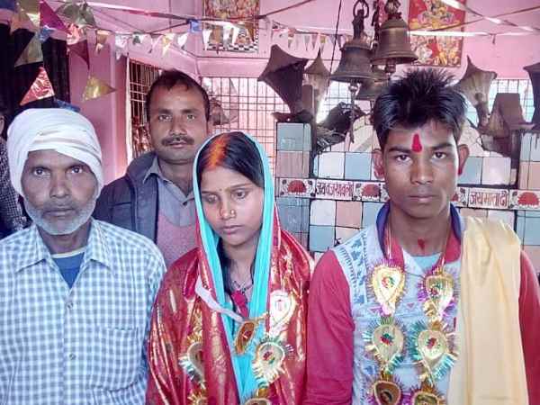 गोरखपुर: थाने में हुई अनोखी शादी को देखने के लिए उमड़ी लोगों की भीड़ गोरखपुर: थाने में हुई अनोखी शादी को देखने के लिए उमड़ी लोगों की भीड़
