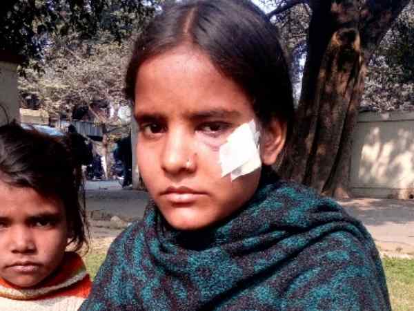 शाहजहांपुर: हत्यारोपियों ने घर में घुसकर लड़की को पीटा, यूपी पुलिस ने बढ़ाया हौसला! शाहजहांपुर: हत्यारोपियों ने घर में घुसकर लड़की को पीटा, यूपी पुलिस ने बढ़ाया हौसला!