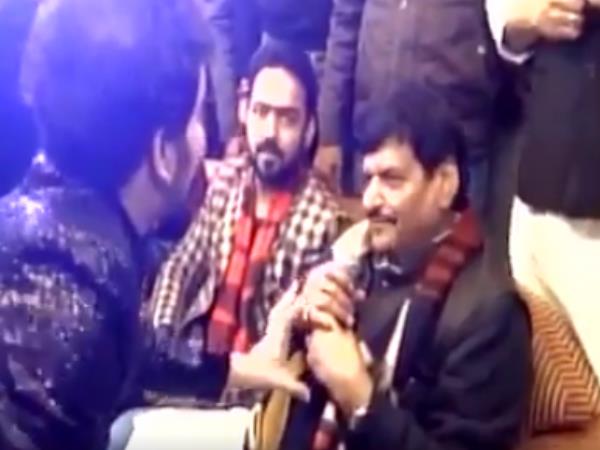 सपा प्रदेश अध्यक्ष पद से हटाए गए शिवपाल ने गाया गाना- कसमें वादे प्यार वाफा, बातें हैं बातों का क्या सपा प्रदेश अध्यक्ष पद से हटाए गए शिवपाल ने गाया गाना- कसमें वादे प्यार वाफा, बातें हैं बातों का क्या