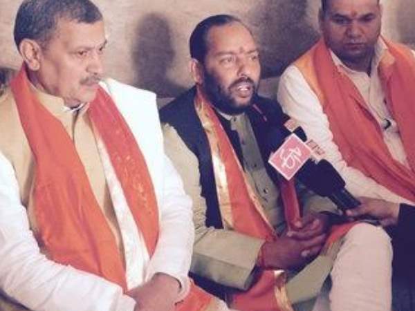 यूपी चुनाव : एक महीने में राम मंदिर बनाएगी शिवसेना, बीजेपी के खिलाफ खोला मोर्चा यूपी चुनाव : एक महीने में राम मंदिर बनाएगी शिवसेना, बीजेपी के खिलाफ खोला मोर्चा