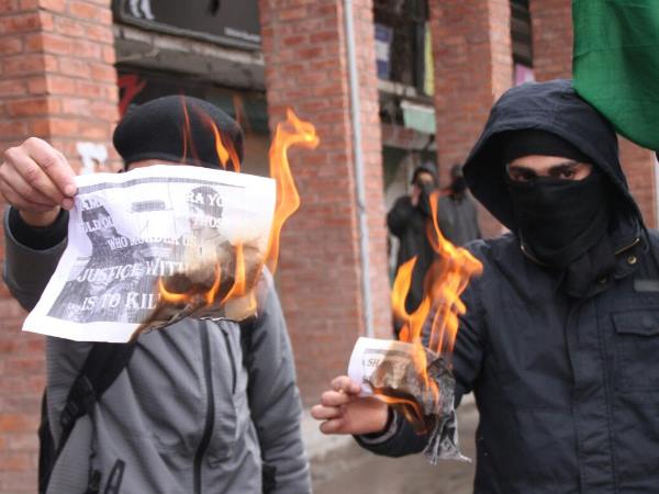srinagar दंगल गर्ल जायरा वसीम को लेकर घाटी में प्रदर्शन, जलाए पोस्टर srinagar दंगल गर्ल जायरा वसीम को लेकर घाटी में प्रदर्शन, जलाए पोस्टर