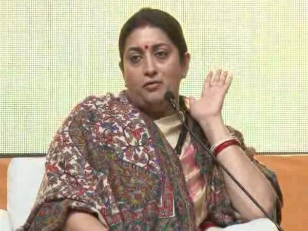 यूपी के मेरठ में स्मृति ईरानी बोलीं-विकास चाहिए तो सवारी को बदल डालो यूपी के मेरठ में स्मृति ईरानी बोलीं-विकास चाहिए तो सवारी को बदल डालो