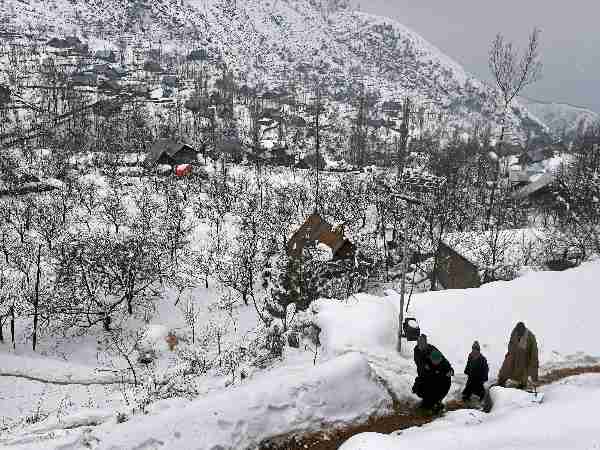 snowfall कश्मीर: कुपवाड़ा और बारामुला में बर्फीले तूफान का अलर्ट जारी snowfall कश्मीर: कुपवाड़ा और बारामुला में बर्फीले तूफान का अलर्ट जारी