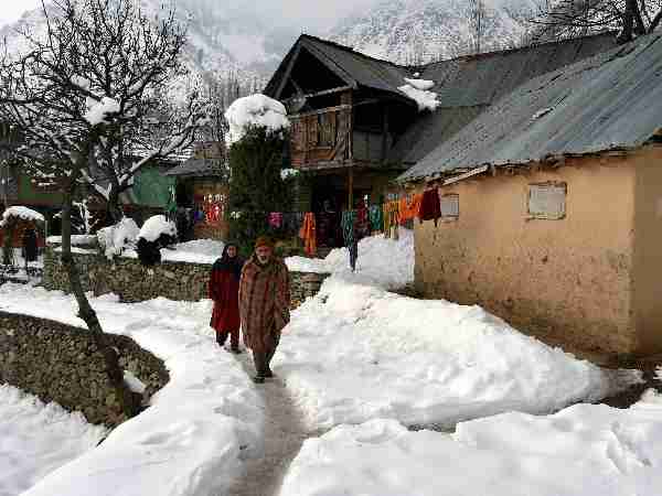 snowfall कश्मीर में हो रही है भारी बर्फबारी, कुपवाड़ा और बारामुला में बर्फीले तूफान का अलर्ट जारी snowfall कश्मीर में हो रही है भारी बर्फबारी, कुपवाड़ा और बारामुला में बर्फीले तूफान का अलर्ट जारी