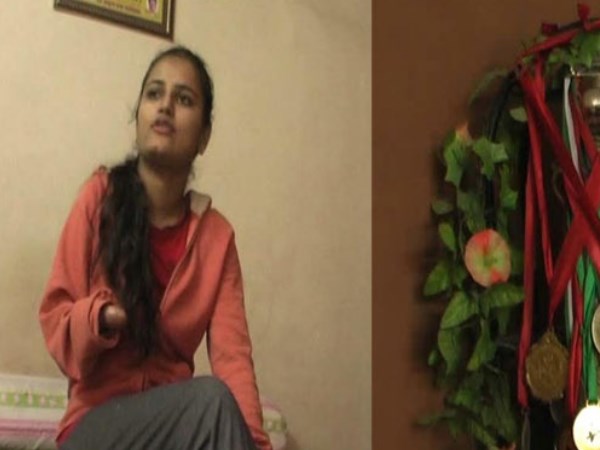 आगरा: गरीबी, एक हाथ न रहने के बावजूद सोनिया ने हासिल किया बड़ा मुकाम आगरा: गरीबी, एक हाथ न रहने के बावजूद सोनिया ने हासिल किया बड़ा मुकाम
