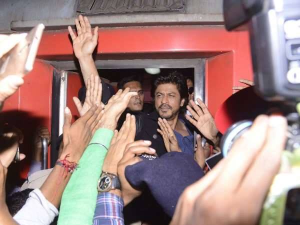 मथुरा में ट्रेन के अंदर थी सनी लियोनी पर शाहरुख ने भनक तक नहीं लगने दी मथुरा में ट्रेन के अंदर थी सनी लियोनी पर शाहरुख ने भनक तक नहीं लगने दी