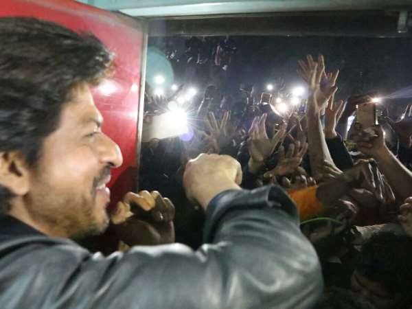मथुरा में ट्रेन के अंदर थी सनी लियोनी पर शाहरुख ने भनक तक नहीं लगने दी मथुरा में ट्रेन के अंदर थी सनी लियोनी पर शाहरुख ने भनक तक नहीं लगने दी