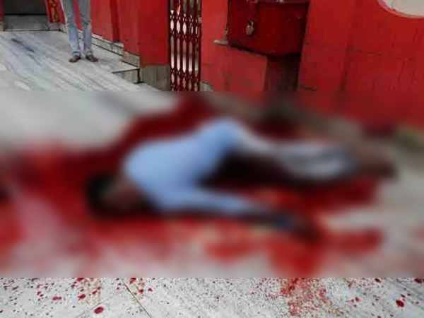 सीआरपीएफ के जवान ने मंदिर में दी अपनी बलि, विचलित करनेवाली तस्वीरें सीआरपीएफ के जवान ने मंदिर में दी अपनी बलि, विचलित करनेवाली तस्वीरें