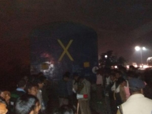 कपलिंग टूटने से ट्रेन दो हिस्से में बंटी, हो सकता था बड़ा हादसा कपलिंग टूटने से ट्रेन दो हिस्से में बंटी, हो सकता था बड़ा हादसा