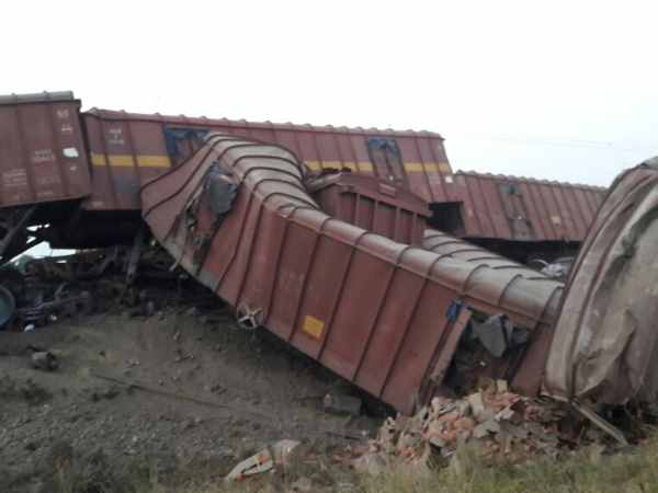 कानपुर से लखनऊ की तरफ जा रही ट्रेन पटरी से उतरी कानपुर से लखनऊ की तरफ जा रही ट्रेन पटरी से उतरी