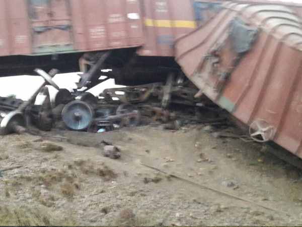 कानपुर से लखनऊ की तरफ जा रही ट्रेन पटरी से उतरी कानपुर से लखनऊ की तरफ जा रही ट्रेन पटरी से उतरी