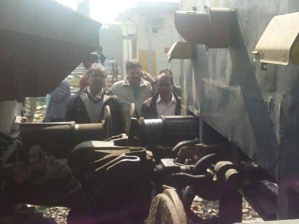 वाराणसी में पटरी से उतर गई यात्रियों से भरी ट्रेन, बड़ी दुर्घटना टली वाराणसी में पटरी से उतर गई यात्रियों से भरी ट्रेन, बड़ी दुर्घटना टली