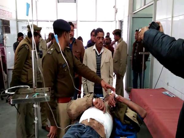 यूपी के शाहजहांपुर में जज के घर में तैनात सिपाही ने खुद को मारी गोली यूपी के शाहजहांपुर में जज के घर में तैनात सिपाही ने खुद को मारी गोली