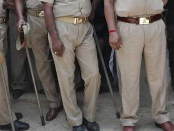 मऊ: आचार संहिता का हवाला देकर पुलिस ने महिला के गहने लूटे! मऊ: आचार संहिता का हवाला देकर पुलिस ने महिला के गहने लूटे!