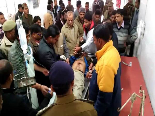 यूपी के शाहजहांपुर में जज के घर में तैनात सिपाही ने खुद को मारी गोली यूपी के शाहजहांपुर में जज के घर में तैनात सिपाही ने खुद को मारी गोली