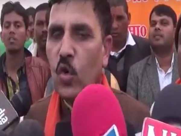 यूपी: भाजपा ने आचार संहिता का उड़ाया मजाक, पार्टी ने मंच पर बांटे पैसे यूपी: भाजपा ने आचार संहिता का उड़ाया मजाक, पार्टी ने मंच पर बांटे पैसे