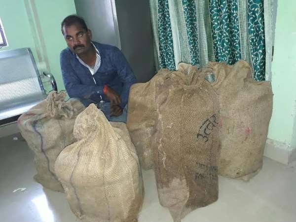 वाराणसी: चुनावी संग्राम में अवैध शराब की कालाबाजारी करते पकड़े गए दो लोग वाराणसी: चुनावी संग्राम में अवैध शराब की कालाबाजारी करते पकड़े गए दो लोग