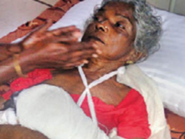 केरल में पेंशन के पैसे मांगने पर बहू ने सास को पीटा, बाल पकड़कर घर में घसीटा केरल में पेंशन के पैसे मांगने पर बहू ने सास को पीटा, बाल पकड़कर घर में घसीटा