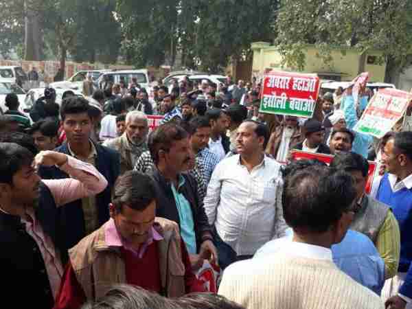 देर शाम तक होता रहा विरोध, सीएम के आश्वासन से थोड़ा शांत हुए वोटर्स