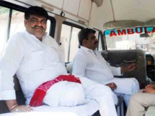 गोपनीय ढंग से किया गया दोनों को शिफ्ट