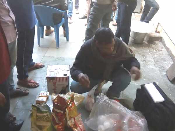 खाद्य अधिकारी जांच के लिए ले गये सैंपल