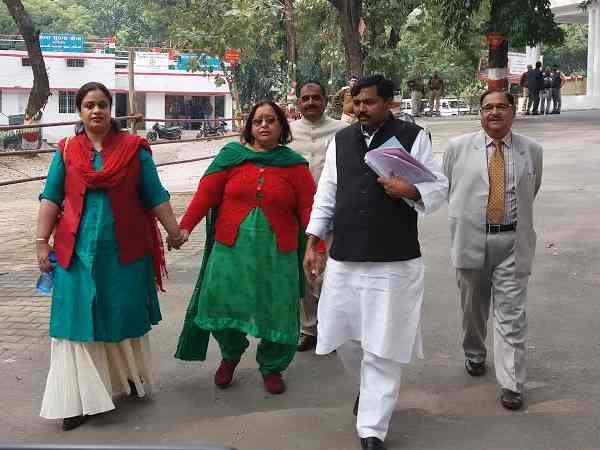 बेटा भी लड़ रहा है विधायकी का चुनाव