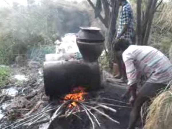 ऐसे तैयार हो रही है ये जहरीली शराब