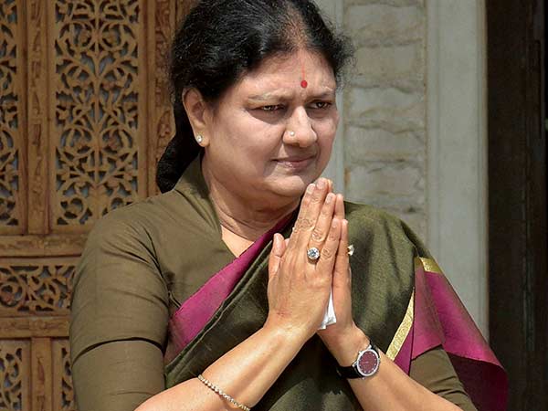 पैसे कमाने के लिए शशिकला एक वीडियो शॉप चलाती थीं