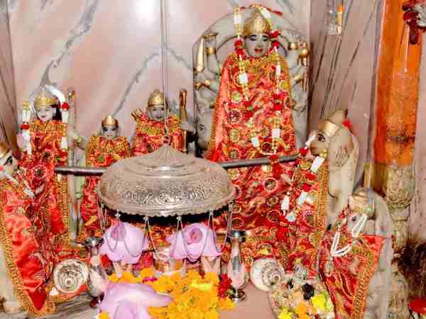 आंखों पर पट्टी बांध किया जाता है धार्मिक स्नान