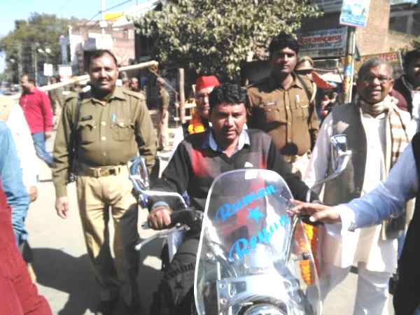 नामांकन करने बाइक से पहुंचे