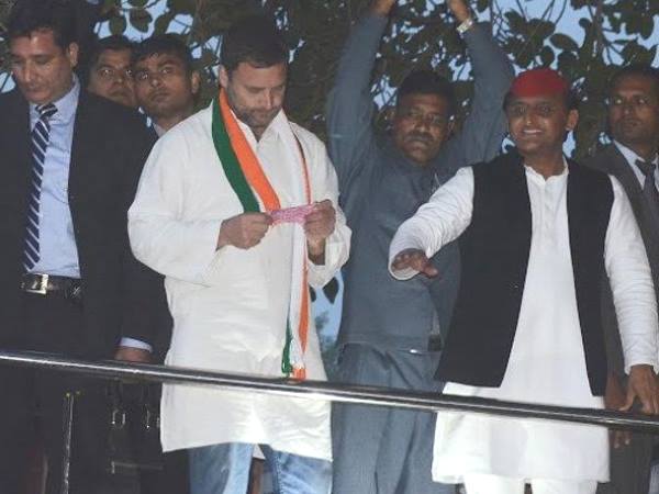आगरा रोड शो में जब एक लड़की की चिट्टी पढ़कर मुस्कुराने लगे राहुल, जानें क्या लिखा था? आगरा रोड शो में जब एक लड़की की चिट्टी पढ़कर मुस्कुराने लगे राहुल, जानें क्या लिखा था?