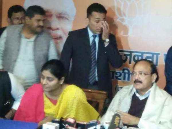 वाराणसी: बीजेपी-अपना दल ने दिखाई एकजुटता, पढ़िए वेंकैया-अनुप्रिया ने क्या-क्या कहा? वाराणसी: बीजेपी-अपना दल ने दिखाई एकजुटता, पढ़िए वेंकैया-अनुप्रिया ने क्या-क्या कहा?