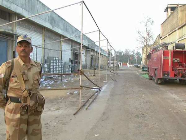 बंदरों के आगे बेबस हैं पुलिस के जवान