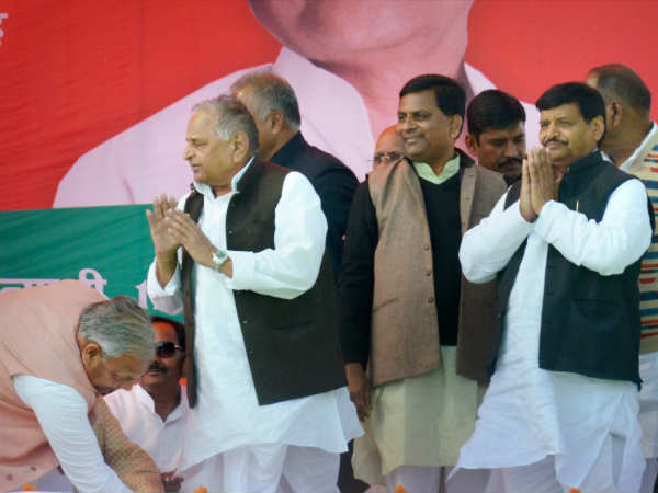 नहीं दिखे अखिलेश-मुलायम साथ